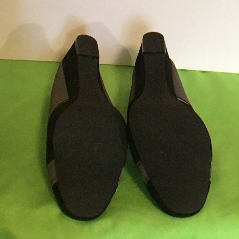 1” gray & black suede like heels in size 8 1/2 W